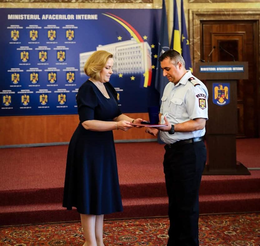 Pompier argeșean, recompensat cu emblema de onoare a MAI