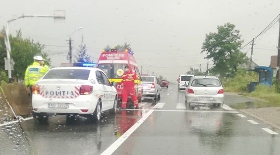Accident la Mărăcineni. O fetiță a fost transportată la spital