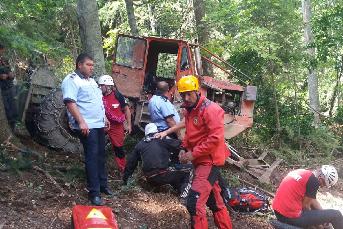 Accident de muncă la o exploatație forestieră! Va fi coborât cu targa din pădure