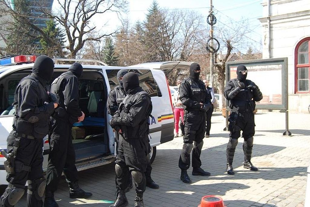 Percheziții în Argeș la persoane bănuite de furt dintr-o societate comercială