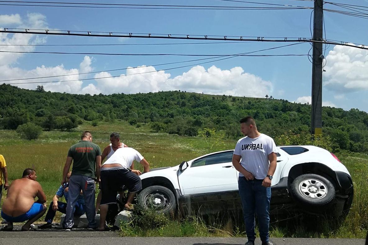 Primar din Argeş grav rănit, după ce s-a răsturnat cu maşina de serviciu