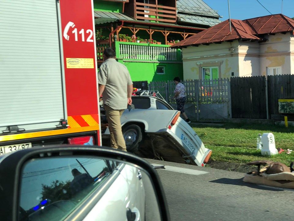 Accident cu trei victime, la Valea Ursului! A intrat cu Trabantul într-un cap de pod