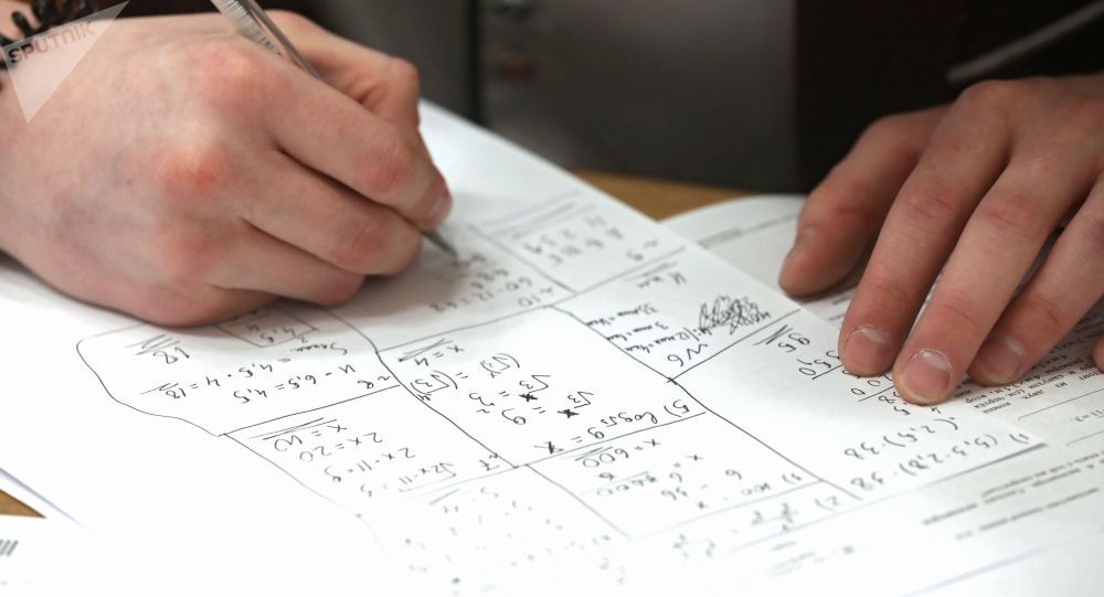 Eliminat din examen! Candidat prins cu casca şi telefonul