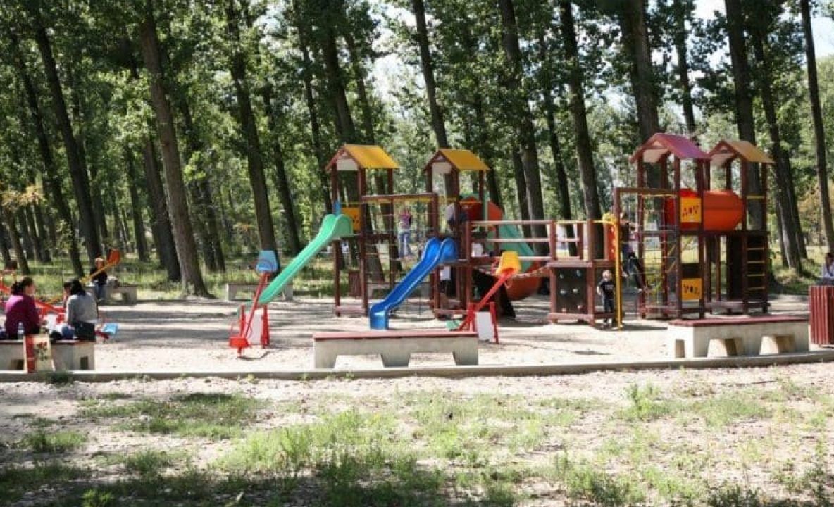Bucuria copiilor! Parcuri de joacă reabilitate, la Piteşti!