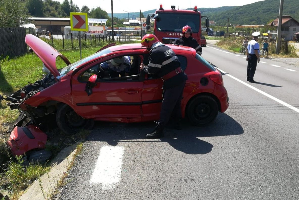 Un tânăr şi-a rănit iubita în accident, la Drăganu, la DN 7