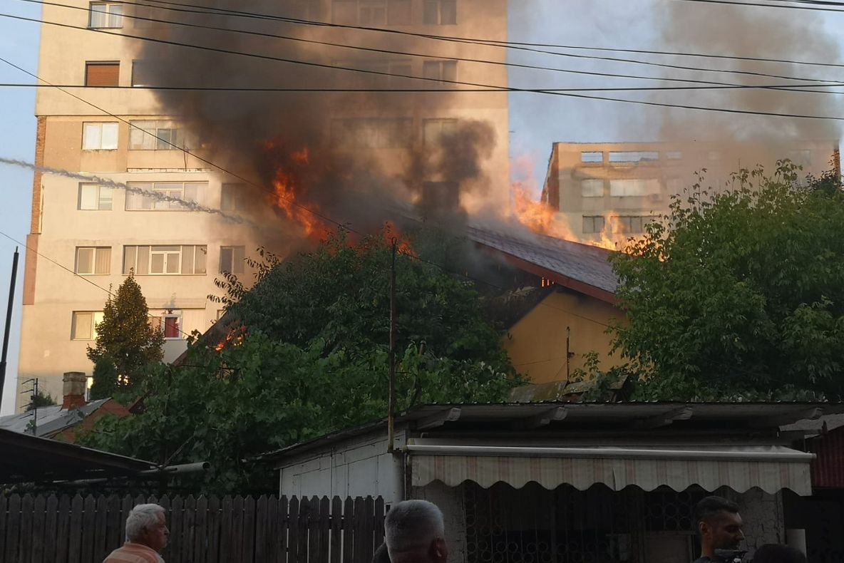 Video-Vila unui afacerist a fost distrusă de flăcări, la Pitești!