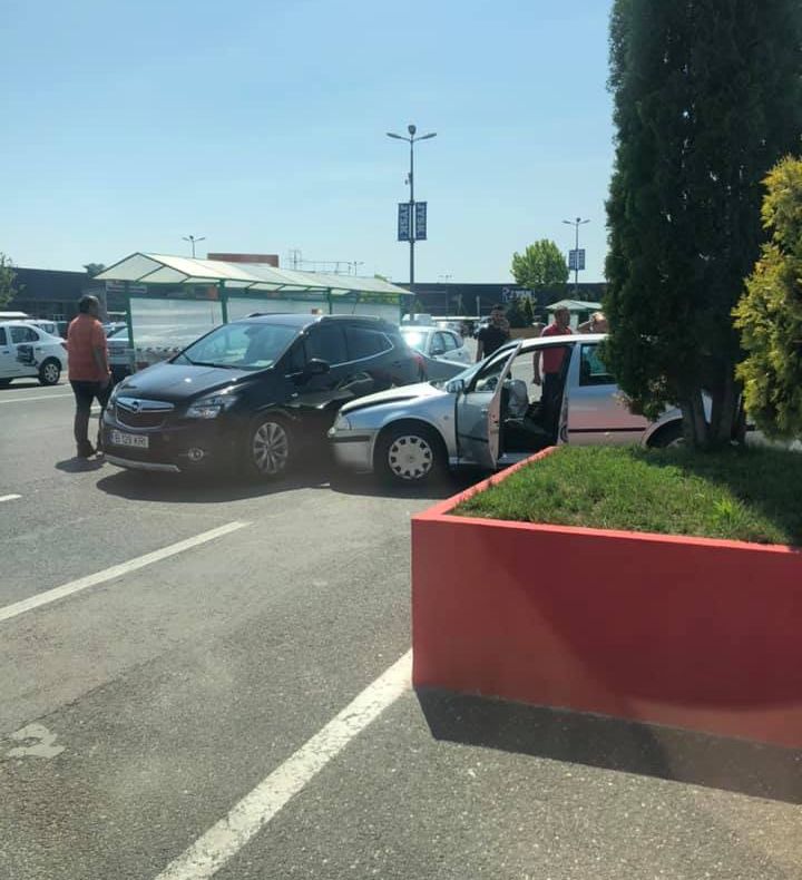 Accident în Argeș, în parcarea unui hipermarket. O femeie, transportată la spital
