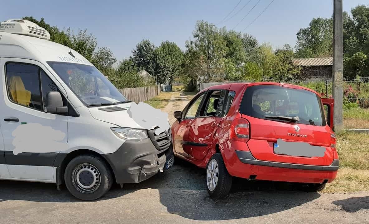Accident la Recea! O şoferiţă a lovit o autoutilitară