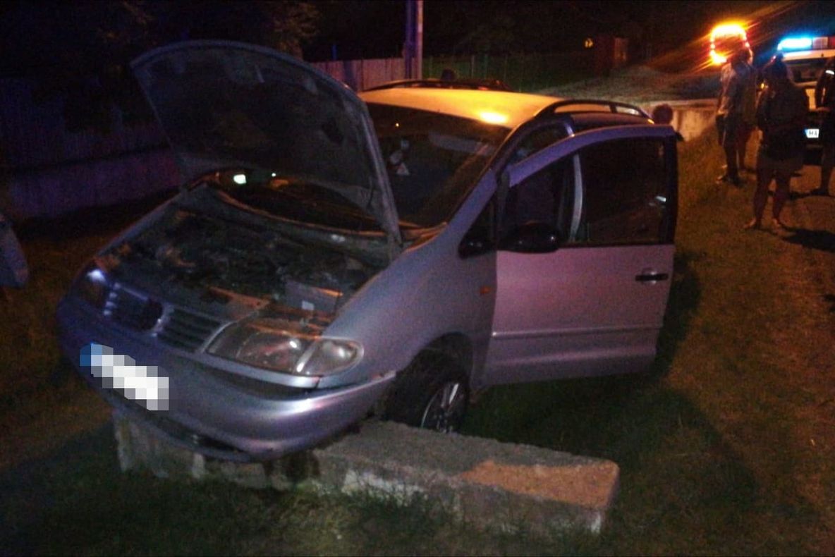 Accident pe DN 65! O familie a ajuns cu maşina în şanţ la Lunca Corbului