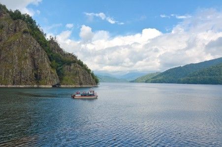 Nereguli la ambarcațiunile de pe Lacul Vidraru. Amenzi uriașe