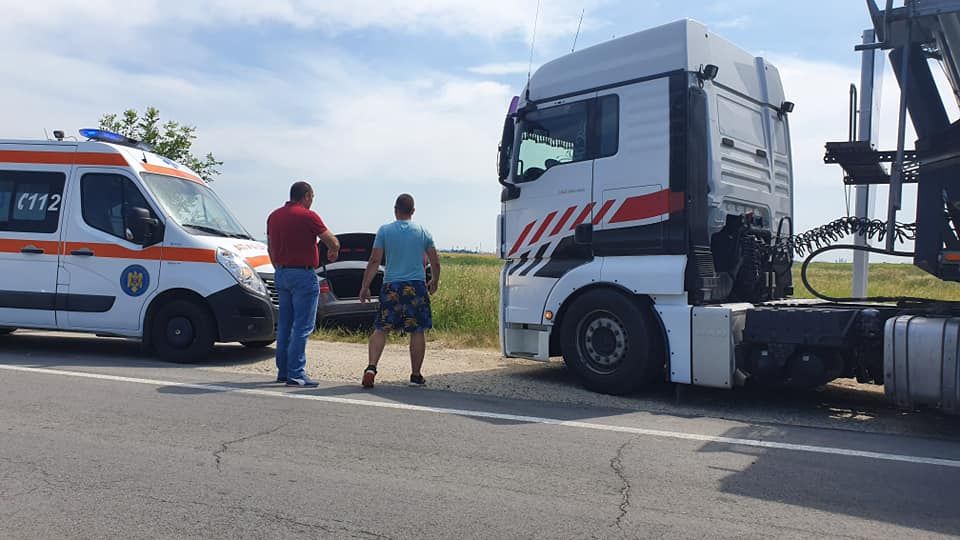 Accident între un autoturism și un TIR, la Albota! Două persoane rănite