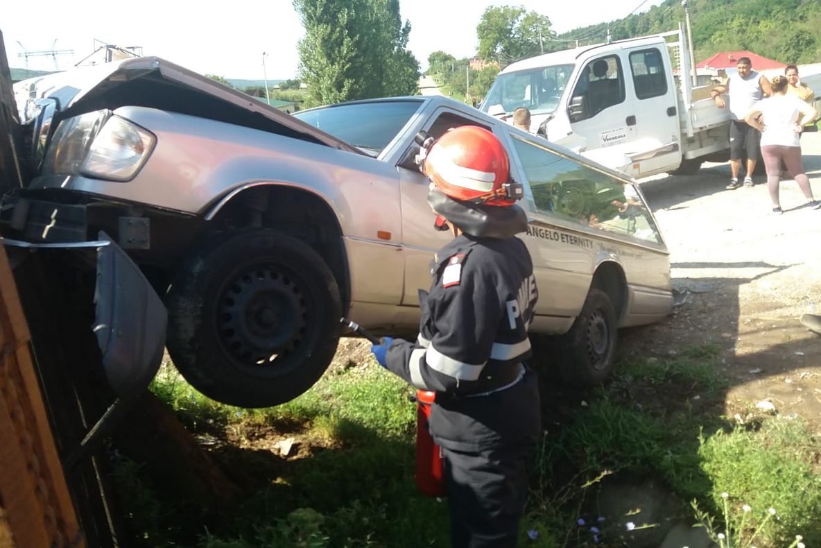 A intrat cu autoutilitara într-o mașină mortuară. Dricul a fost proiectat într-un gard
