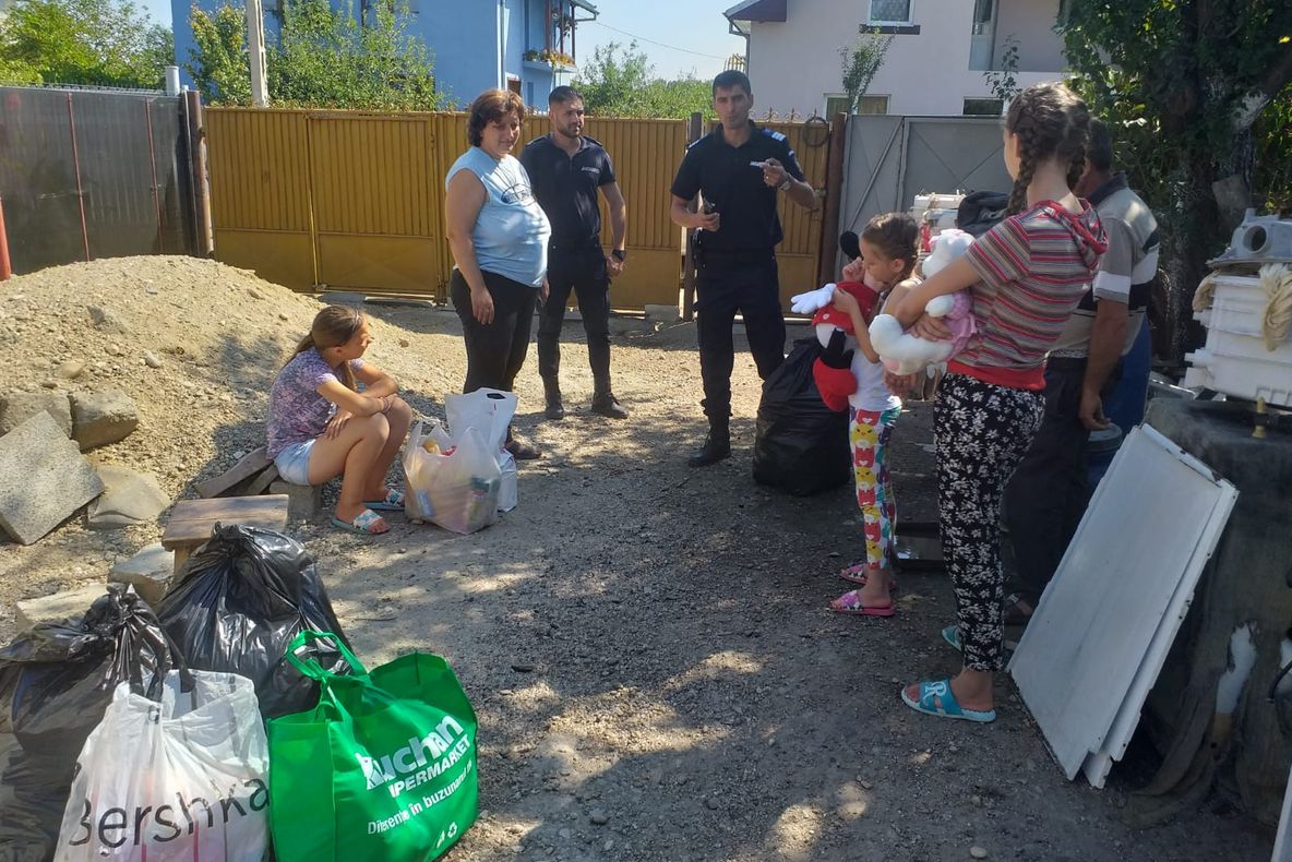 Gest impresionant! Jandarmii au adus bucurie în casa unei familii cu 3 copii