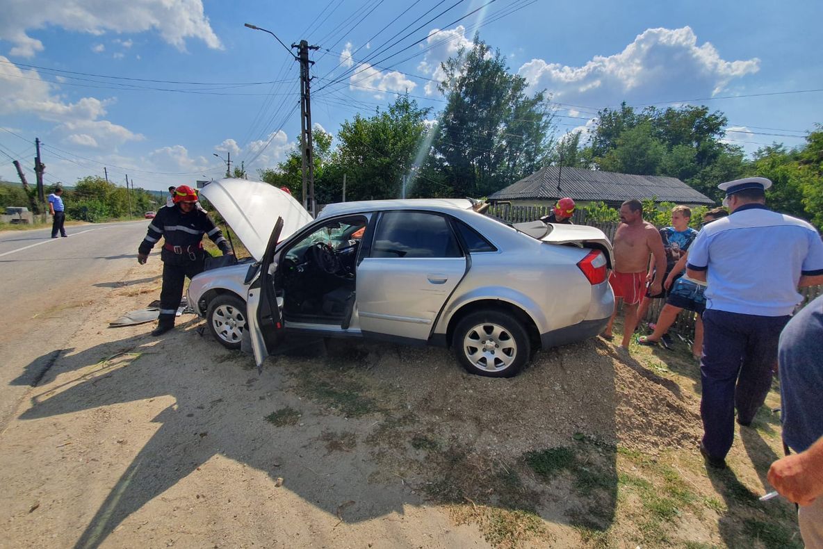 A lovit un copac și s-a răsturnat cu mașina, la Priboieni