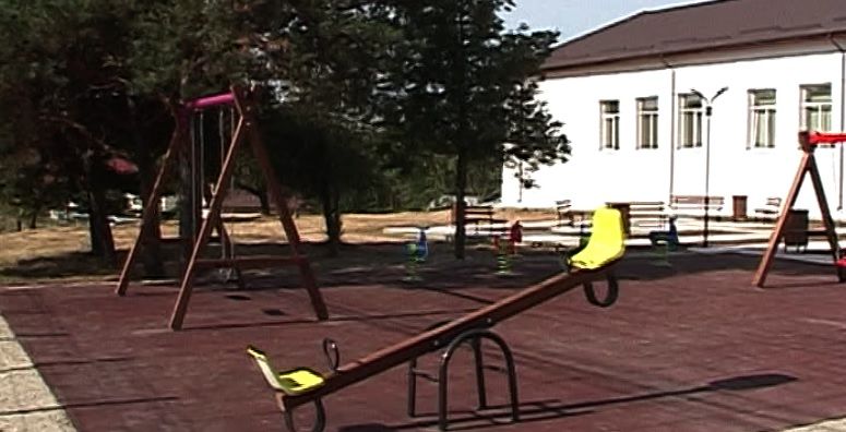 Elevii s-au întors la școală, la Albota, într-o clădire renovată din temelii