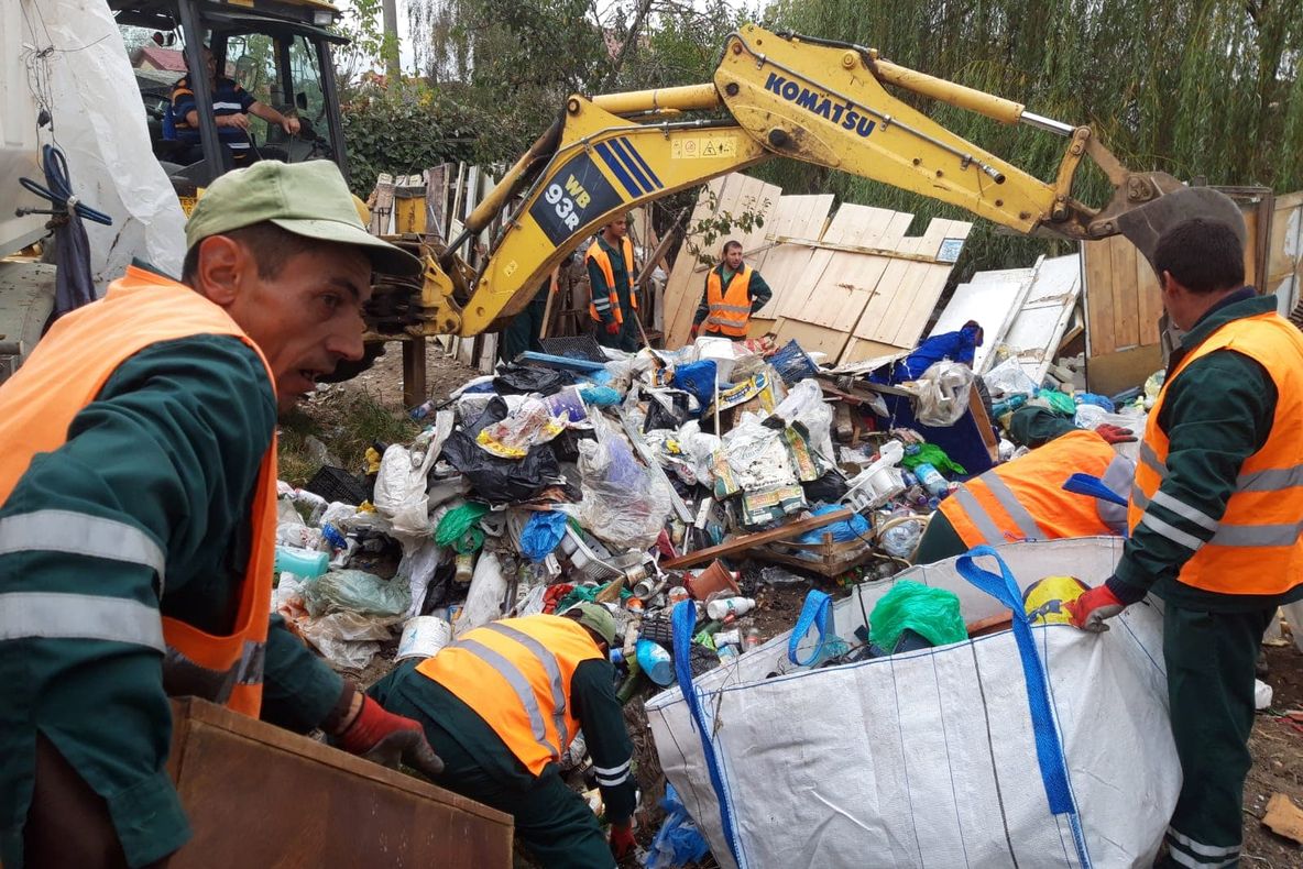 20 de tone de gunoi ridicat de la o familie din Piteşti