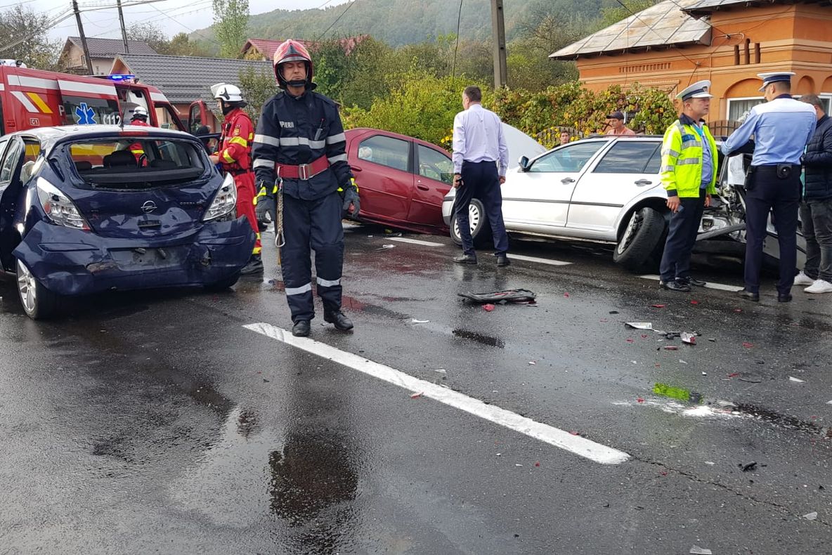 UPDATE! Video - Carambol la Valea Ursului între un TIR și trei mașini. Un mort și mai mulți răniți