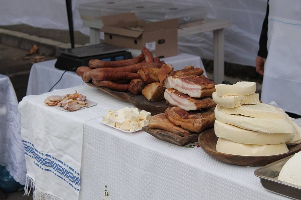 Comercianţii ambulanţi au rămas fără marfă, pe culoarul Rucăr-Bran