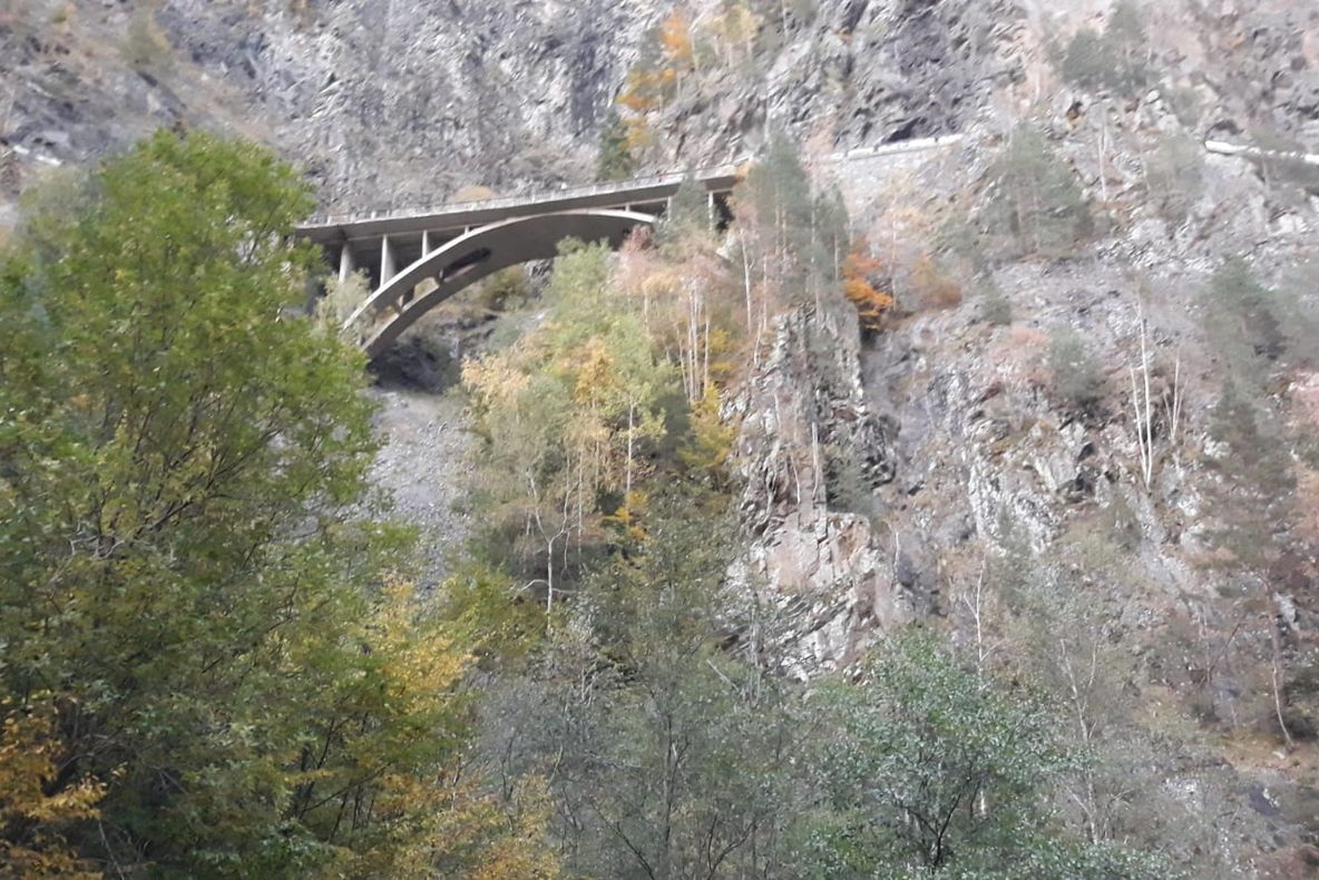 Fost jandarm s-a sinucis pe Transfăgărășan! A încercat să sară cu maşina de pe viaduct