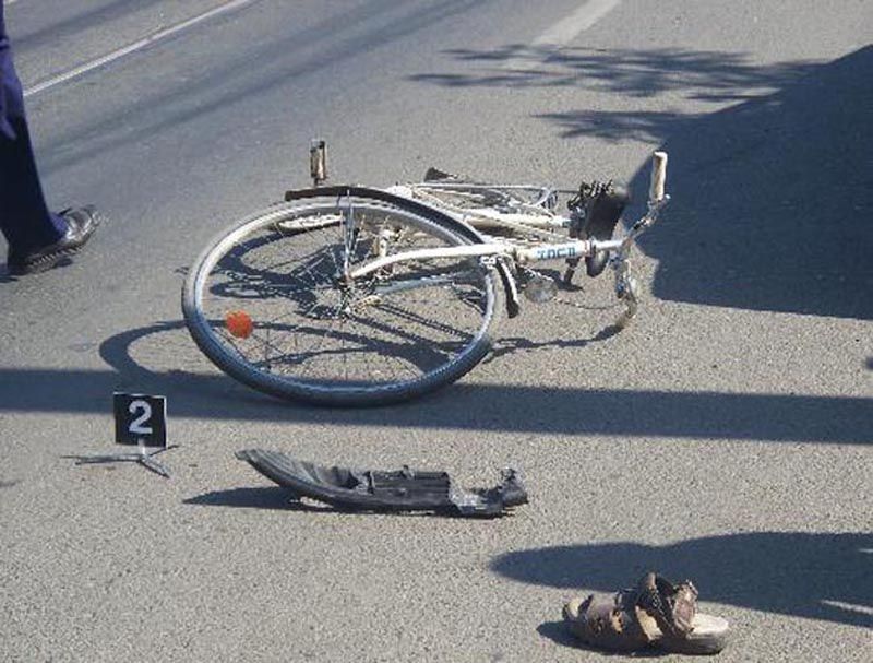 Accident!Un biciclist a virat în faţa maşinii, la Poiana Lacului