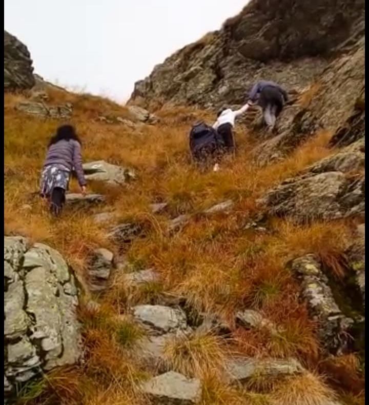 A alertat salvamontiştii dar când au ajuns la el, a refuzat ambulanţa