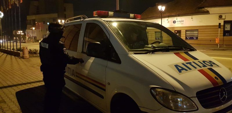 A aruncat cu pietre într-un azil de bătrâni, fiind reţinut!