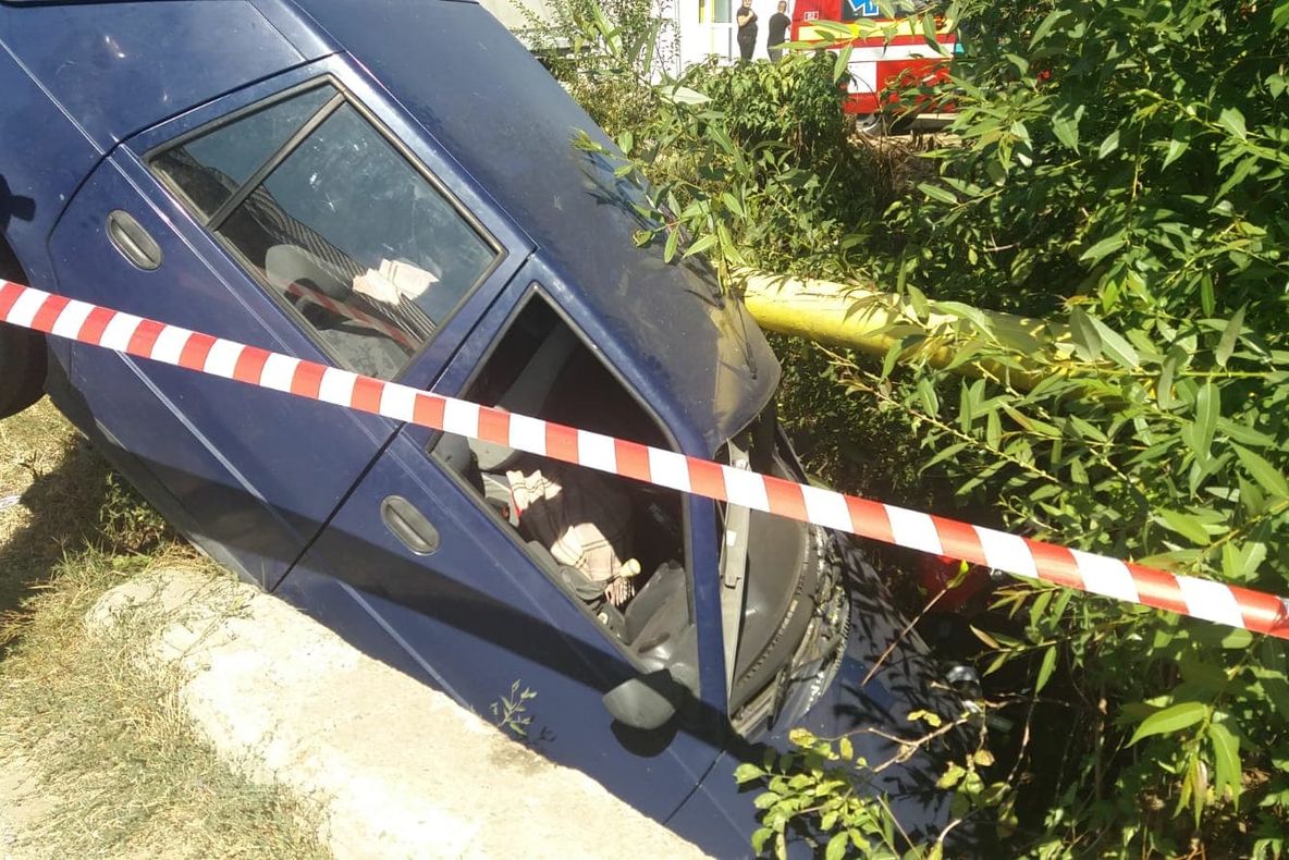 A plonjat cu maşina în şanţ după ce a fost lovit de o şoferiţă neatentă