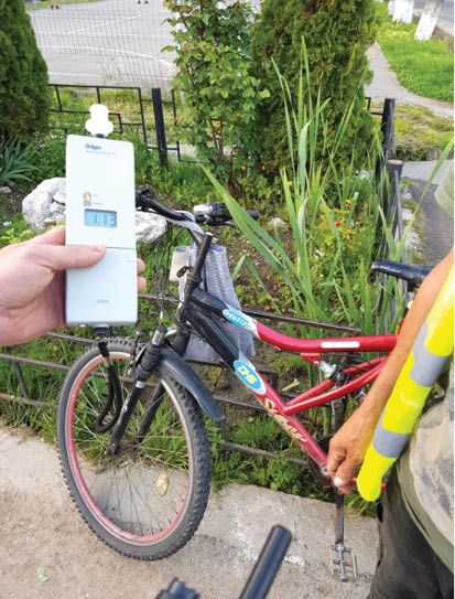 Biciclist beat criță, amendat de polițiști. Circula haotic pe DN 73