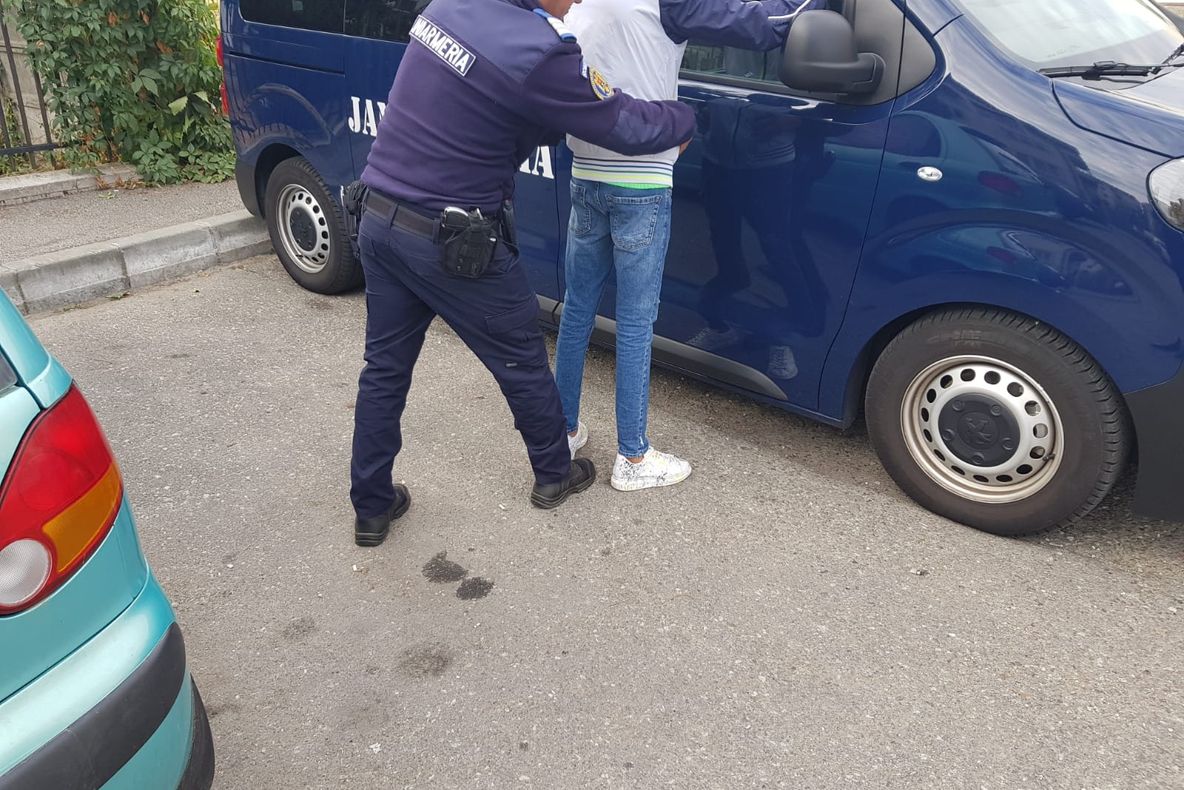 Dosar penal pentru un elev după ce a fost depistat cu un baston în curtea școlii