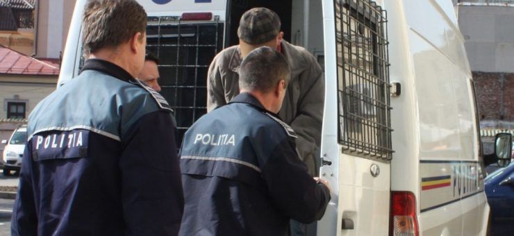 Hoţul purta hainele furate când a fost prins de poliţişti