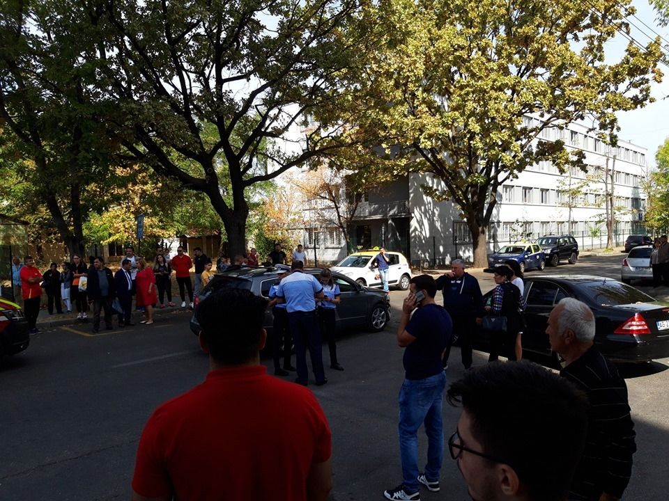 Accident în apropierea unui liceu din Pitești! Persoană transportată la spital