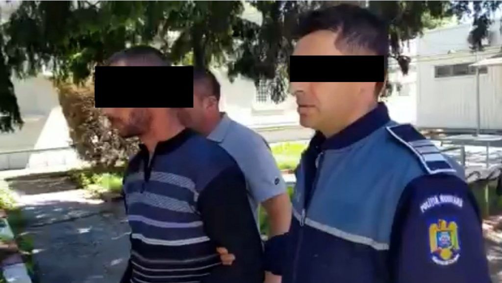 Înşelăciune cu telefoane scumpe pentru naivi! Adolescent şi o tânără reţinuţi!