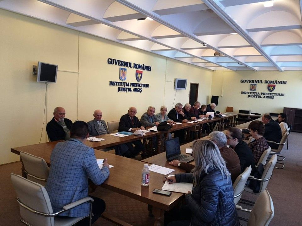 Întâlnire cu vârstnicii la Prefectura Argeş! Discuţii despre şcoli