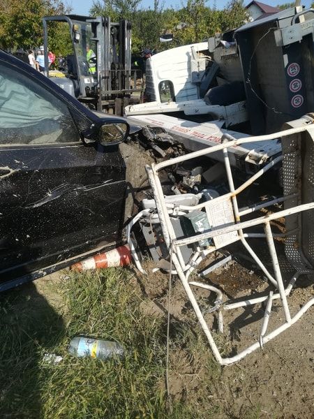 Accident cu descarcerare la Călineşti! Un şofer rănit grav!