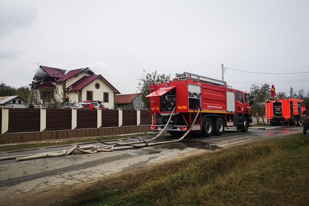 Arde o vilă în comuna Albota! Focul a ajuns la acoperiş