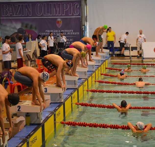 Agitație mare la Bazinul Olimpic Pitești! Concurs de înot cu 350 de sportivi