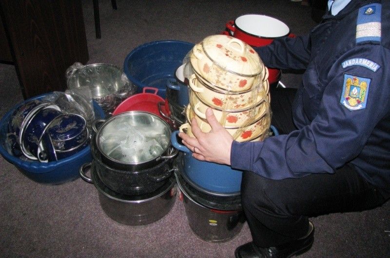 I-a furat banii în timp ce-i vindea oale! Aveţi grijă pe cine primiţi în casă!