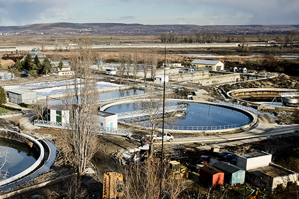 Miros urât în Piteşti!  La staţia de epurare au loc activităţi