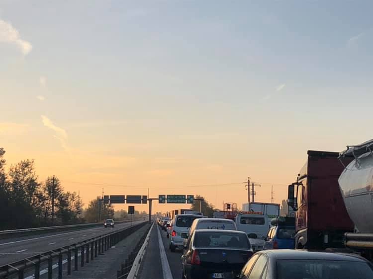 Trafic blocat pe DN 7! Coliziune între două TIR-uri