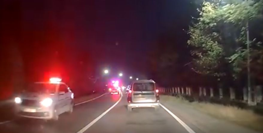 A intrat cu mașina într-o căruță cu fân. Cal omorât în accident
