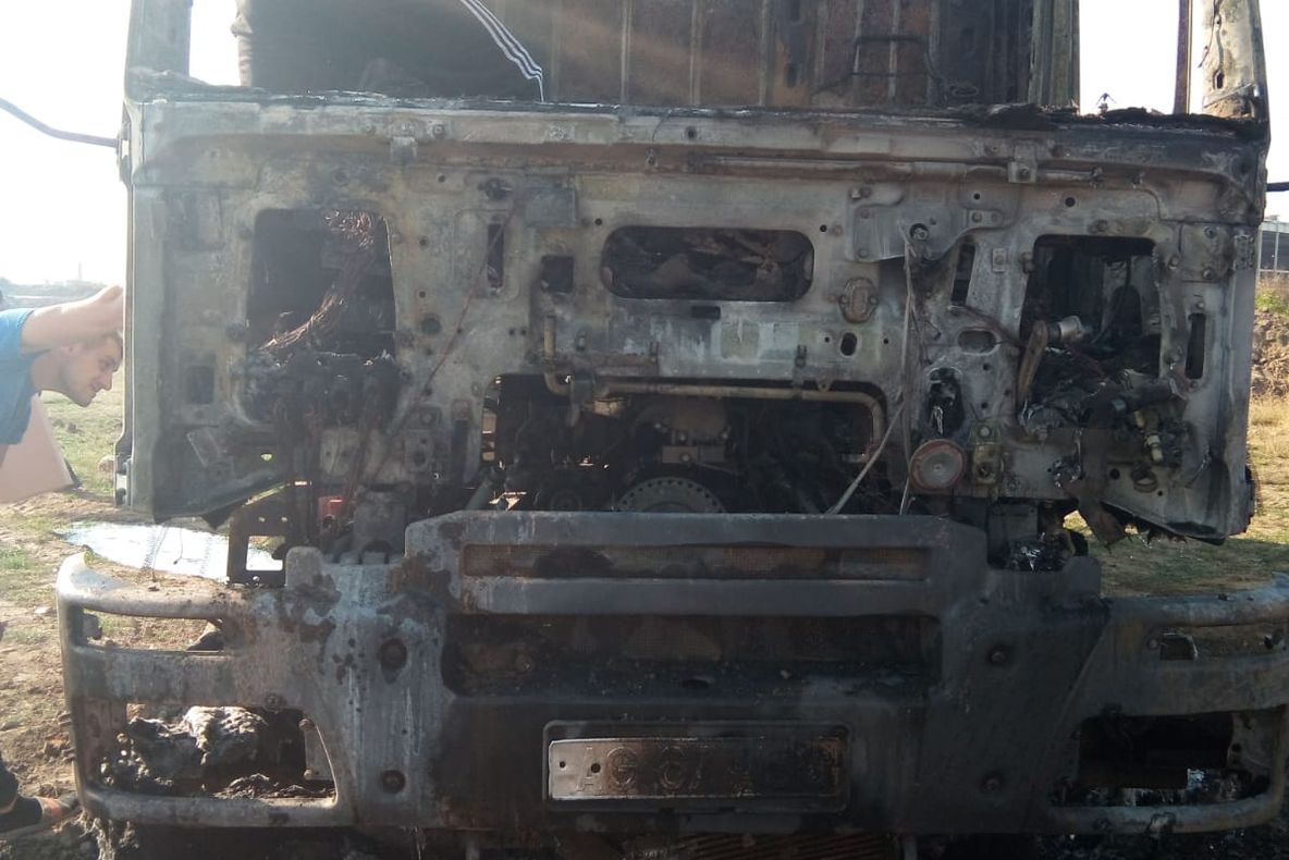 Autobasculantă distrusă de flăcări, la Bascov