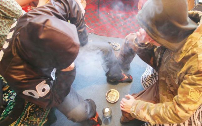 Ceartă între consumatorii de etnobotanice. A intrat forțat în casă pentru a-i lua drogurile