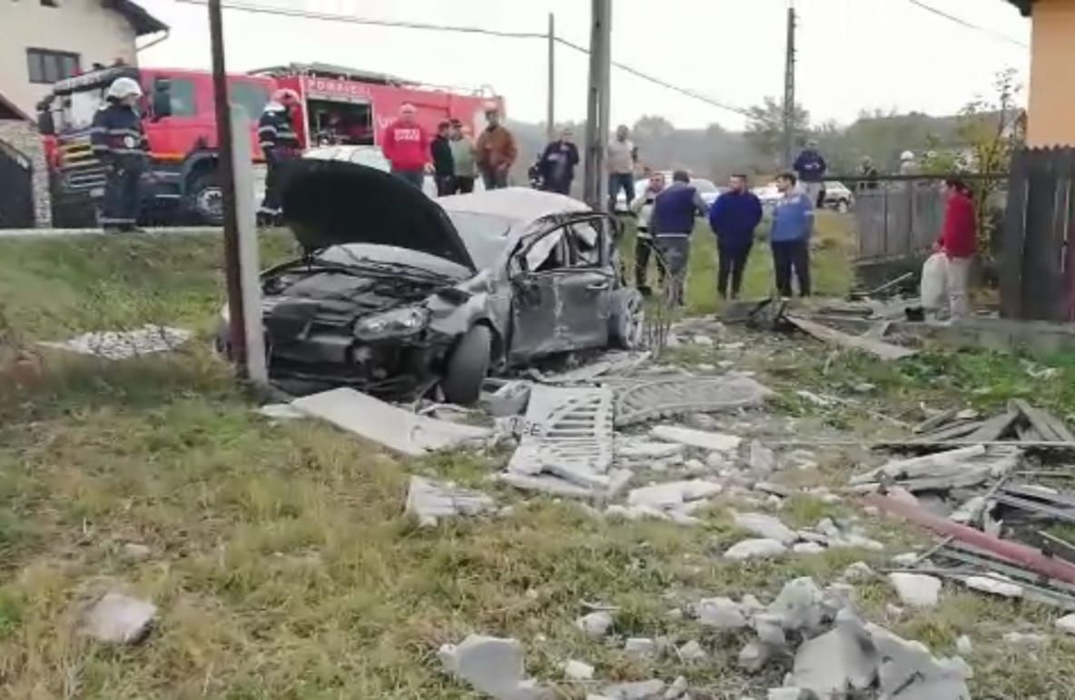 Video! A pierdut controlul volanului și a ajuns cu mașina în gard, la Dârmănești