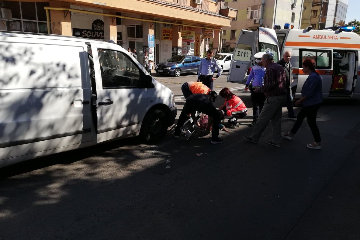 Pieton accidentat de un şofer pensionar! L-a călcat pe picior