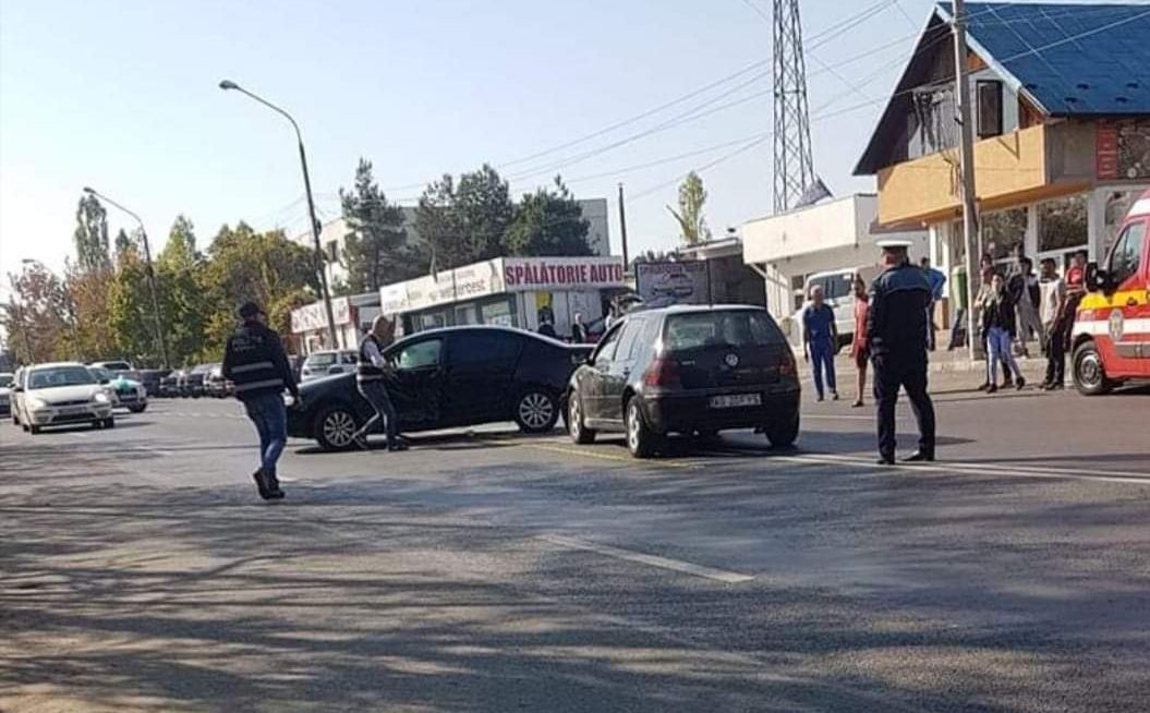 Accident în Pitești. O persoană a ajuns la spital cu fractură la mână