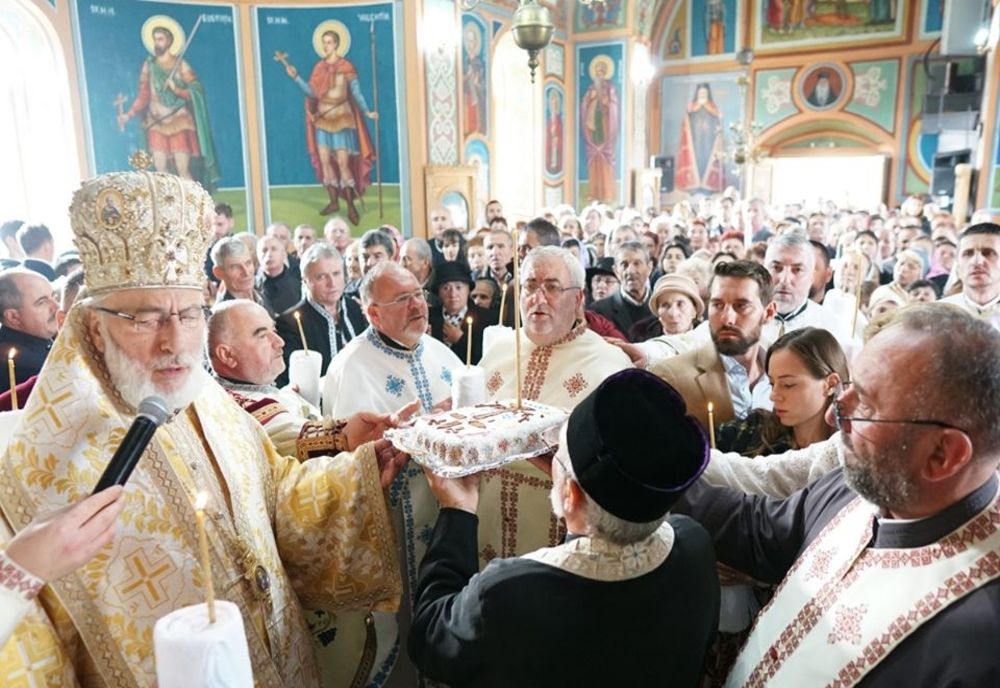 Fostul principe Nicolae și soția sa, prezenți la o slujbă de resfințire a unei biserici din Argeș