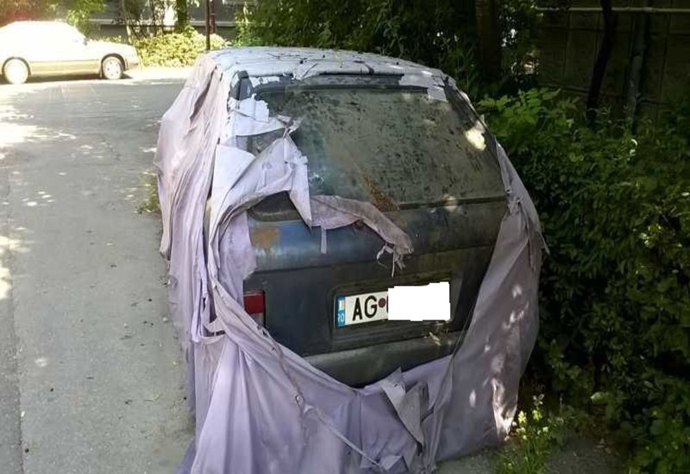 Polițiștii locali din Pitești încep să ridice mașini abandonate