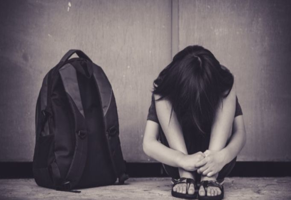 Monstru cu chip de om!  O fată de 7 ani a fost violată de tatăl ei