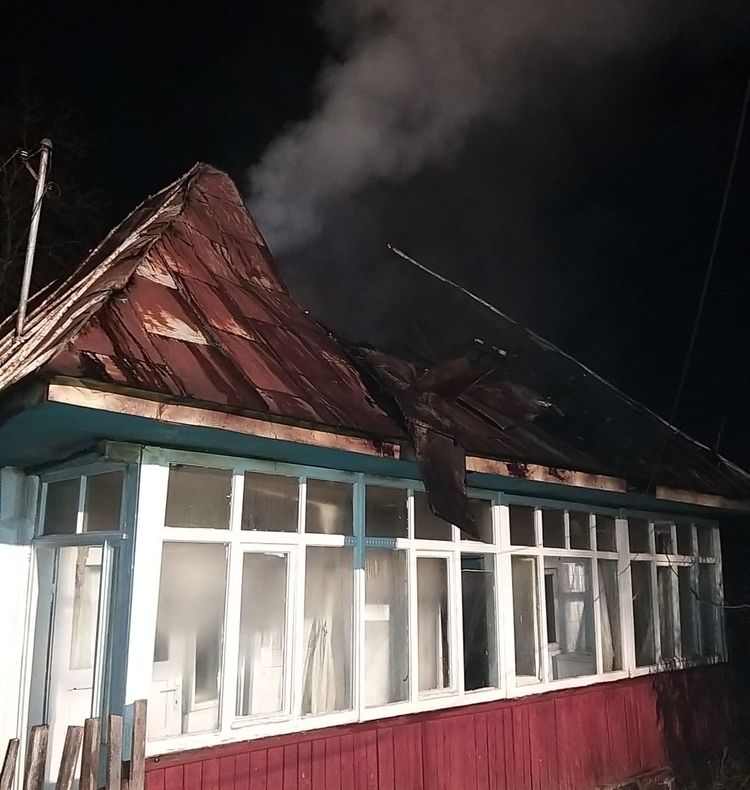 Proprietarii dormeau în timp ce le ardea casa!  Au necesitat ajutor medical