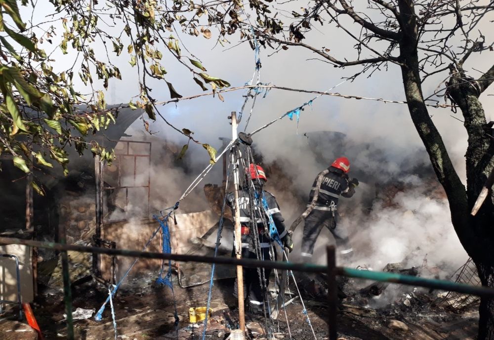 Casă distrusă de incendiu din cauza unei butelii